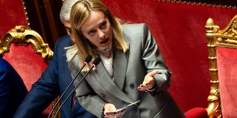La Giornata Parlamentare. Meloni insiste sul riarmo, “Si vis pacem, para bellum”. Pd: “subalternità a Trump”