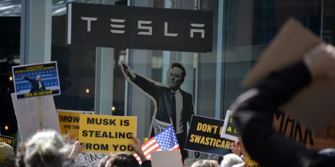 Musk lancia il nuovo servizio robotaxi di Tesla. Un’altra scommessa costosa come xAI?