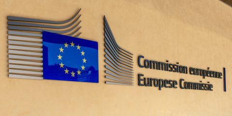 Le big d’Europa contro l’AI Act: 44 CEO chiedono lo stop alla normativa UE