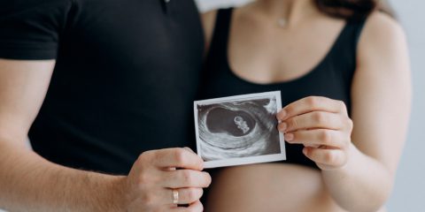 Una coppia è riuscita a concepire il primo figlio grazie all’intervento dell’AI