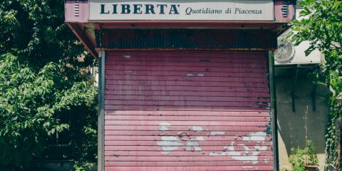 La desertificazione delle edicole: in 20 anni chiuse oltre 15mila. Come reinventarle con il digitale