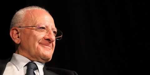 De Luca polemico contro l’Academy di Apple: “Ogni grazie ci costa 5 milioni”