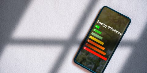 Smartphone, al via le etichette energetiche per combattere (anche) l’obsolescenza programmata. Cosa significano