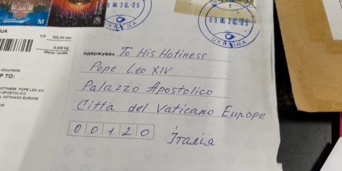 C’è posta per Papa Leone, 100 kg di lettere al giorno (il video)