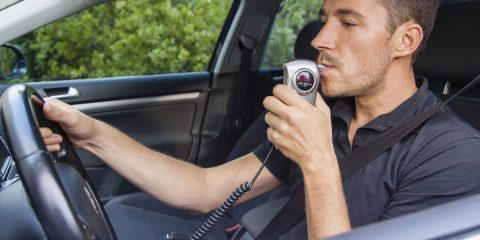 Alcolock, obbligatorio nell’auto di chi già beccato a bere troppo. Costa 2000 euro e se positivi il motore non parte