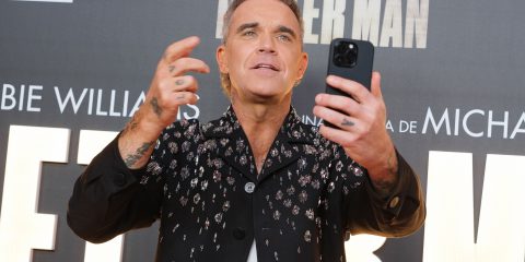 No smartphone anche alle superiori da settembre. E Robbie Williams: “Cellulari a under 12? È come dare la droga”. L’analisi di Iside Castagnola