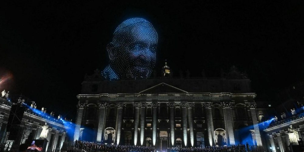 Musk: la sua ricchezza non piace al Papa, ma i droni del fratello illuminano i cieli di San Pietro  