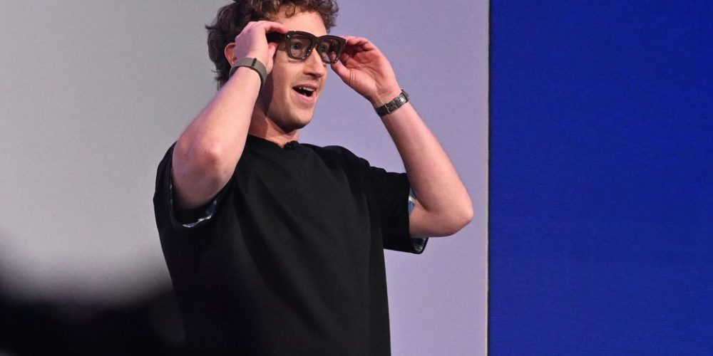 Zuckerberg lancia i Meta Ray-Ban Display, occhiali AI con comandi gestuali alla “Minority Report”
