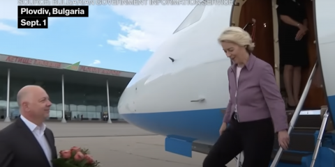 Interferenza russa su GPS, atterraggio con le mappe: cosa è successo al volo di von der Leyen