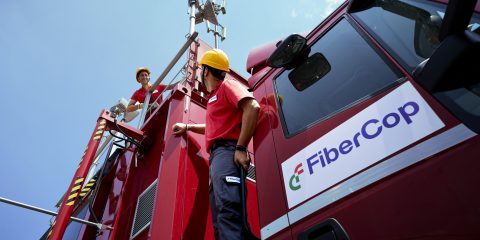 KKR rinuncia ai dividendi di Fibercop. La scommessa da 22 miliardi sulle Tlc italiane traballa (Financial Times)