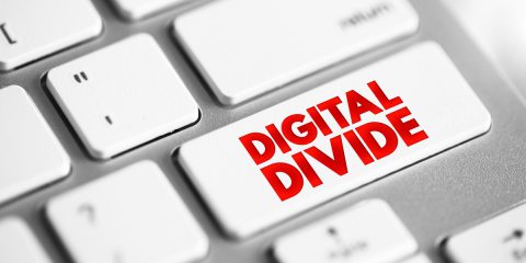 I più ricchi sono più connessi: il divario digitale esiste, ma si assottiglia tra i giovani. L’analisi di ASviS