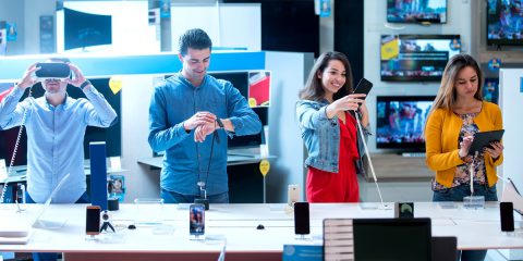 De-consumismo: gli italiani comprano meno smartphone (-2 milioni rispetto al 2022) e preferiscono l’AI ai social