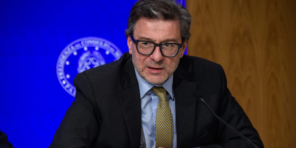 La Giornata Parlamentare. Manovra stravolta, il maxiemendamento di Giorgetti. Opposizioni chiedono tempo per l’esame del testo