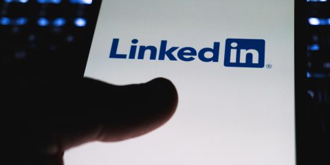 LinkedIn dal 3 novembre addestrerà i sistemi AI utilizzando i dati degli utenti. Come opporsi