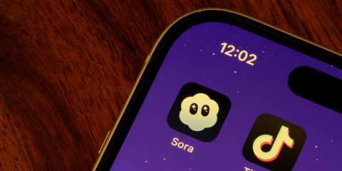 Sora 2, il nuovo social stile TikTok divide i dipendenti di OpenAI: “Rischio deepfake”