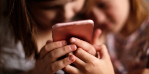 Minori online non protetti, UE avvia indagine su YouTube, Snapchat e le app di Apple e Google