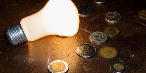 Bonus luce e gas, stop al contributo straordinario dal 2026