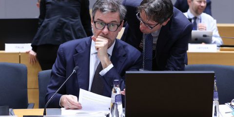 Colossi cinesi dell’e-commerce sotto attacco con la legge UE sui “mini” pacchi. Giorgetti “Dazi in arrivo già dal 2026”