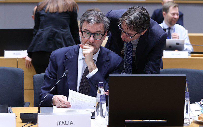 Colossi cinesi dell’e-commerce sotto attacco con la legge UE sui “mini” pacchi. Giorgetti “Dazi in arrivo già dal 2026”