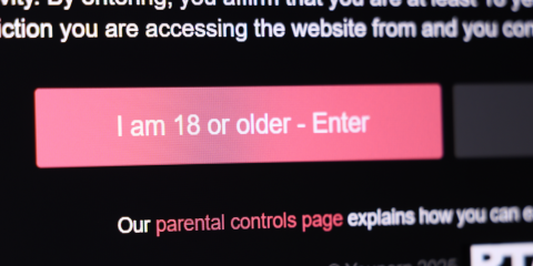 Siti porno, scatta la verifica dell’età ma è ancora troppo facile aggirarla