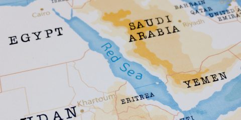 Cavi sottomarini, Google e Meta rallentano i progetti nel Mar Rosso: “Sicurezza a rischio”