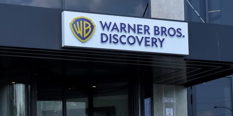 Warner Bros. in vendita, le offerte di Paramount, Comcast e Netflix. Un affare da 60 miliardi di dollari