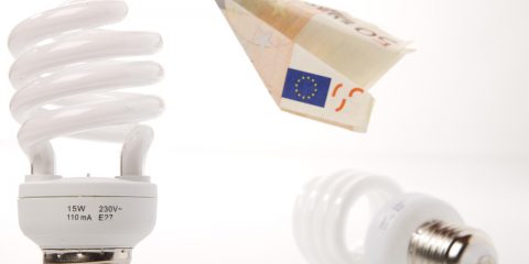 Elettricità, prezzo all’ingrosso in aumento. Il fisso è la soluzione?