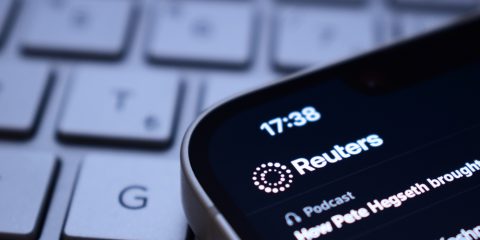 Creator e AI sottraggono tempo e traffico all’editoria. Cosa dice il report Reuters