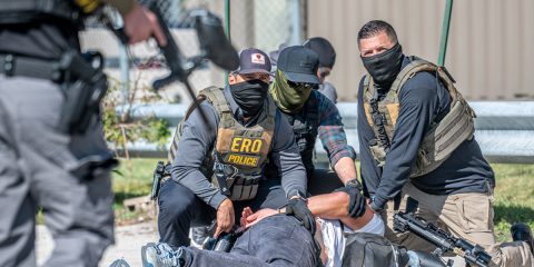 I dati sanitari di 80 milioni di americani nelle mani della polizia dell’ICE