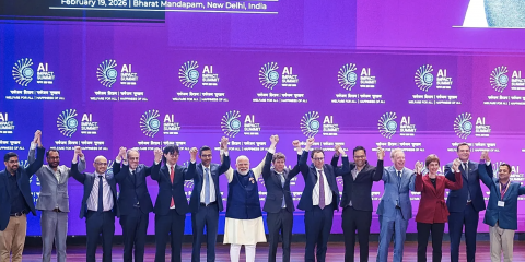 Altman: “Servono regole urgenti per l’AI”. E rilancia un’Agenzia globale sul modello dell’Energia Atomica (AIEA)