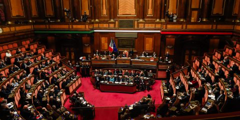 AI, FdI: “Una legge anti-deepfake”. Il PD: “È la nostra proposta. Lavoriamo insieme”