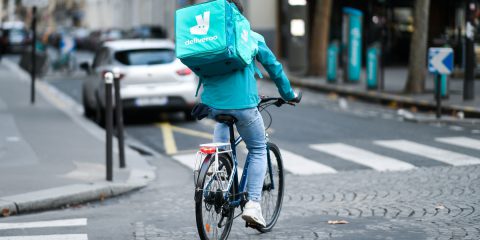 “20mila rider sfruttati in Italia”: la Procura di Milano alza la lente su Deliveroo, è caporalato