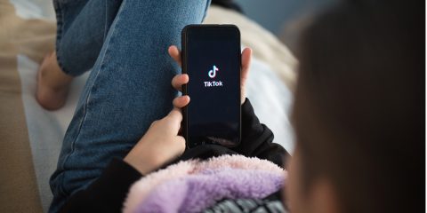 Indagine Ue su TikTok, il design crea dipendenza e viola il DSA