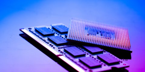 AI, l’espansione dei data center rimette in crisi il mercato dei chip. Aumenti per PC e smartphone